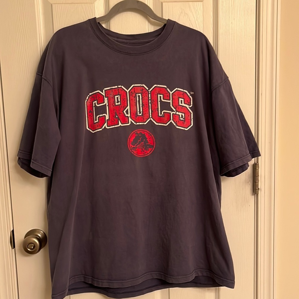 CROCS Gray Short Sleeve T-shirt Red Logo Men’s Size 2XL